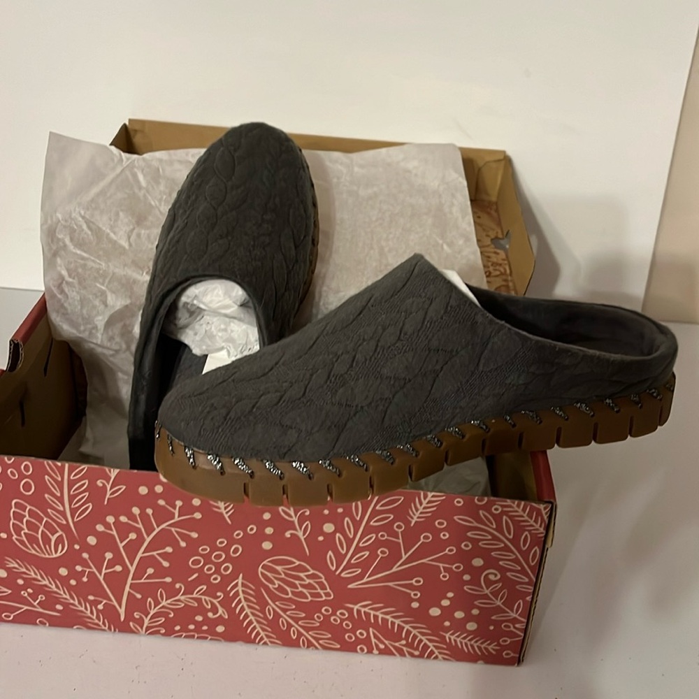 New Muk Luks slippers dark gray sturdy bottom in box size 7